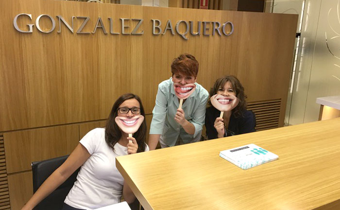 El Día Internacional de la Sonrisa en la clínica González Baquero