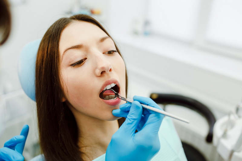 ¿Por qué debes hacerte una limpieza dental cada seis meses?